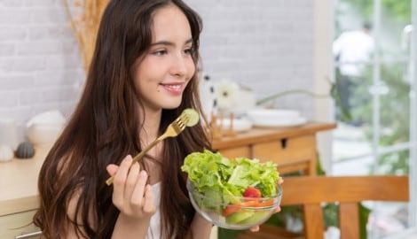 Beta-Karotin, das in vielen Gemüsesorten enthalten ist, wird im Körper zum hautfreundlichen ...