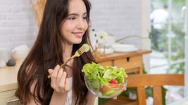 Beta-Karotin, das in vielen Gemüsesorten enthalten ist, wird im Körper zum hautfreundlichen ...
