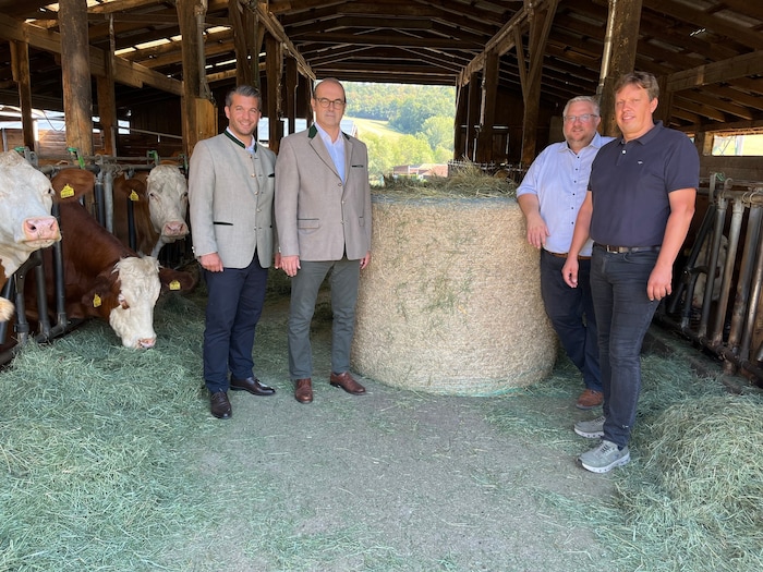 Derler, Göschelbauer, Schuster und RWA-Administrator Elmar Weiss (v. re.) helfen, denn die ...