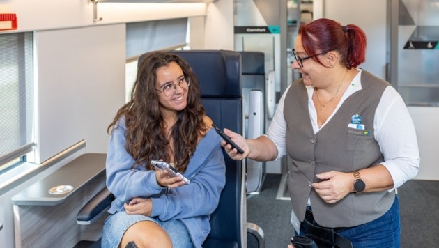 Crew-Mitglied Claudia (re.) ist seit der ersten Fahrt auf der Südstrecke mit an Bord.