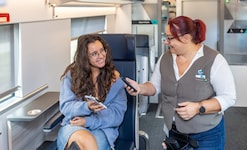 Crew-Mitglied Claudia (re.) ist seit der ersten Fahrt auf der Südstrecke mit an Bord.