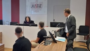 Die ehemaligen Kameraden auf der Anklagebank am Landesgericht Eisenstadt