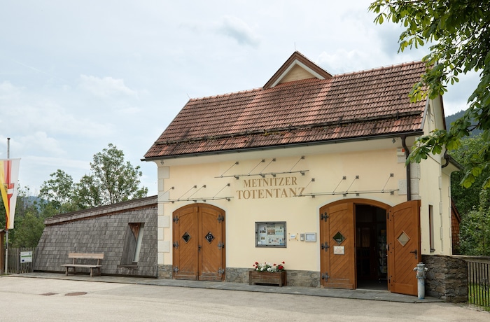 Das Museum war einst ein Rüsthaus, erhielt einen modernen Zubau und beherbergt die Metntizer ...