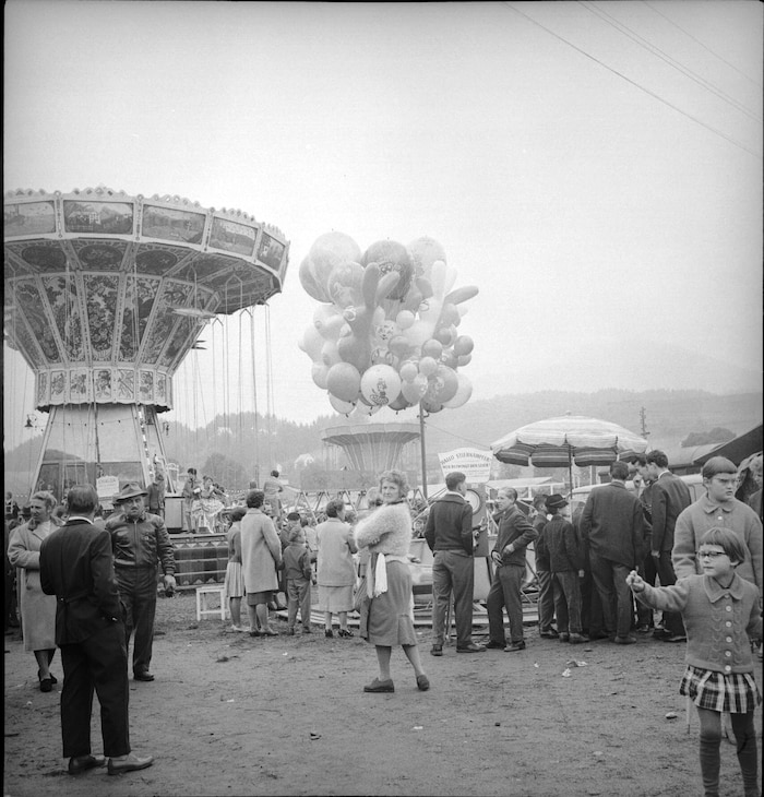 Etwas fahren, einen Luftballon und ein Lebkuchenherz kaufen, Leute treffen, feiern: Auch wenn ...
