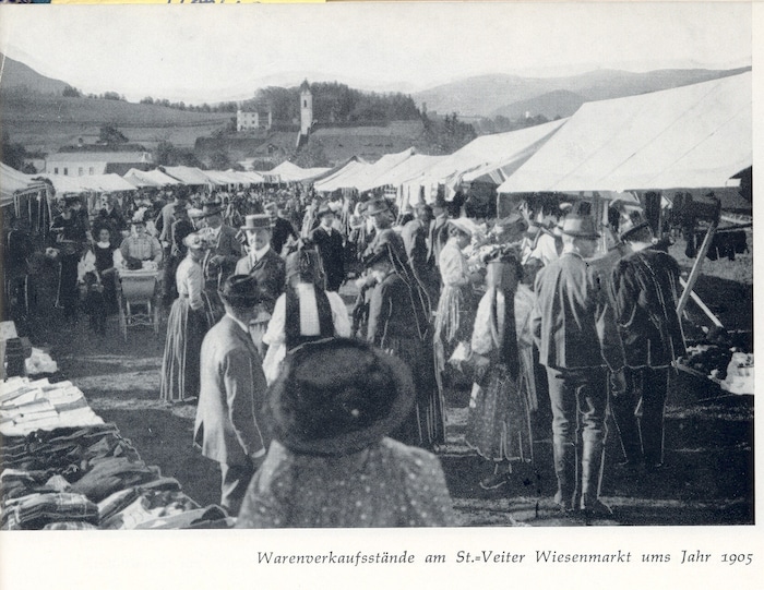 Ein Gedränge um die Standln auf dem Wiesenmarkt um 1905.
