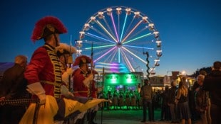 Die St. Veiter Trabanten überwachen das Aufstellen der Freyung: Das Symbol des freien Handels ...