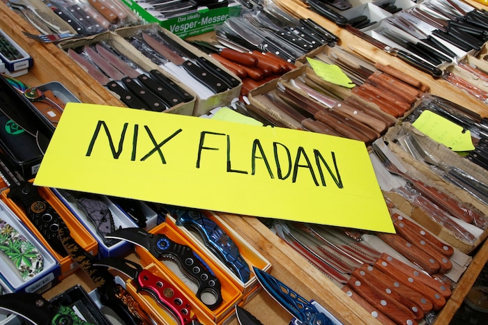 Lei nix fladan! Zahlreiche Fieranten bieten allerlei Waren an – Auf dem Wiesenmarkt und auf dem ...