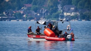 Mit großen Luftkissen wird die zweisitzige Maschine an die Wasseroberfläche gebracht.