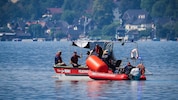 Mit großen Luftkissen wird die zweisitzige Maschine an die Wasseroberfläche gebracht.