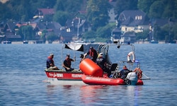 Mit großen Luftkissen wird die zweisitzige Maschine an die Wasseroberfläche gebracht.