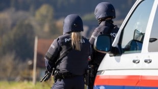 Nach dem Amoklauf mit drei Toten in Altenfelden im Jahr 2024 reagieren Polizei und Bevölkerung ...