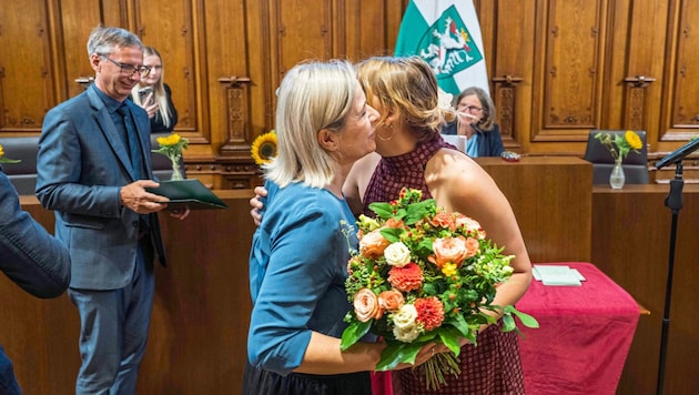 Judith Schwentner hat‘s geschaft, ist wieder Vizebürgermeisterin von Graz. Erste Gratulantin war ...