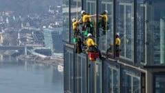 Ein Job mit Aussicht: Die Spezialisten der Firma Zweiseil reinigten vor der Eröffnung die ...