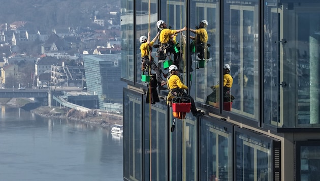 Ein Job mit Aussicht: Die Spezialisten der Firma Zweiseil reinigten vor der Eröffnung die ...