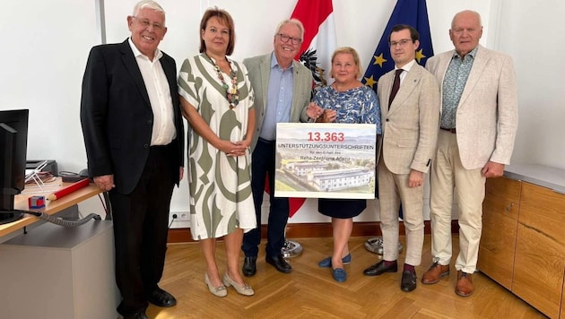Übergabe der Petition an die SPÖ-Gesundheitsministerin: von links Sylvester Berger, Eva ...
