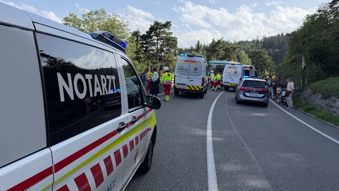 Mehrere Fahrzeuge der Rettung standen im Einsatz.