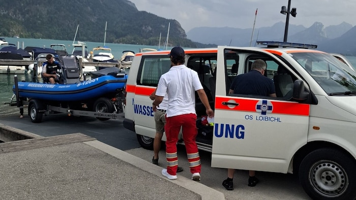 Wasserretter bargen mehrere Wassersportler.