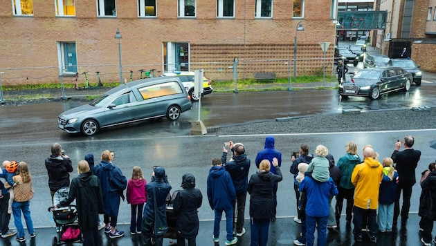Der Wagen mit dem Sarg von König Harald verlässt das Krankenhaus, in dem der König verstorben ...