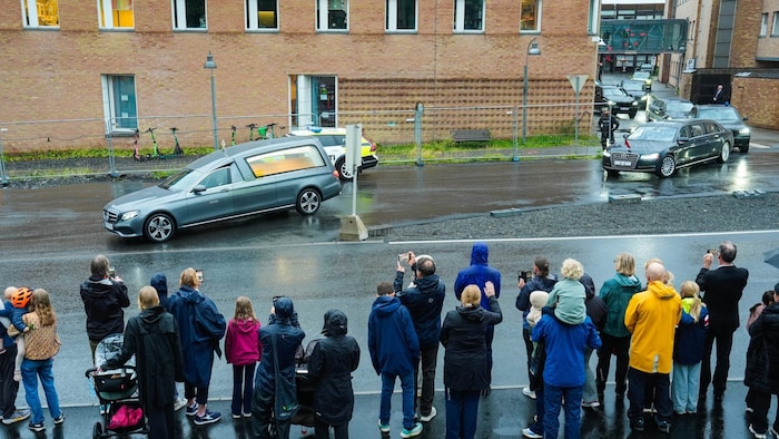 The hearse carrying King Harald’s coffin leaves the hospital where the king passed away.