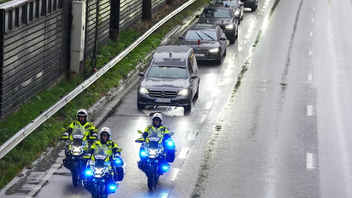The car carrying King Harald’s coffin is on its way to the palace.