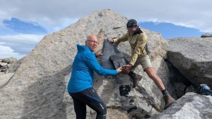 Gerd Frühwirth, Vorsitzender der Sektion Salzburg beim Alpenverein und Roland Kals montieren die ...