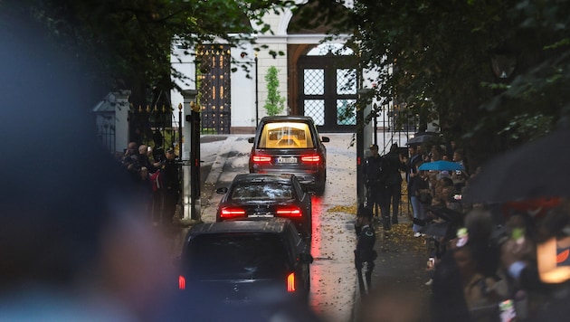 King Harald’s coffin was brought to the palace on Friday evening.