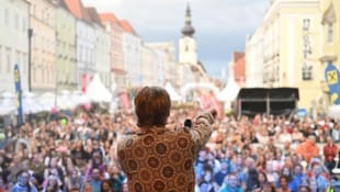 Thorsteinn Einarsson heizte mit einem Feuerwerk an Hits der Menge beim – wegen des Wetters ...