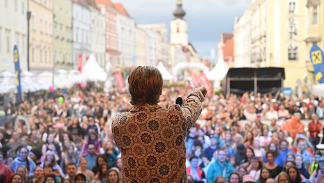 Thorsteinn Einarsson heizte mit einem Feuerwerk an Hits der Menge beim – wegen des Wetters ...