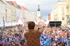 Thorsteinn Einarsson heizte mit einem Feuerwerk an Hits der Menge beim – wegen des Wetters ...