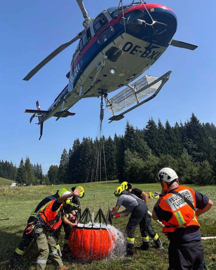 Rund 90 Einsatzkräfte standen im Einsatz um das Feuer auch aus der Luft zu bekämpfen.
