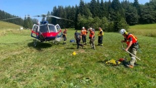 Auch aus der Luft wurde das Feuer gelöscht. Mit dem Polizeihubschrauber„Libelle-Lima“ wurden 30 ...