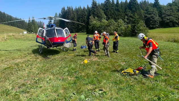 Auch aus der Luft wurde das Feuer gelöscht. Mit dem Polizeihubschrauber„Libelle-Lima“ wurden 30 ...