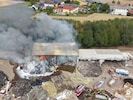 Zahlreiche Feuerwehrleute kämpften gegen die Flammen an.