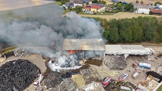 Zahlreiche Feuerwehrleute kämpften gegen die Flammen an.