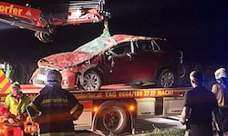 Am Wagen entstand Totalschaden. Er wurde abtransportiert. Lenker und Beifahrer wurden ins Spital ...