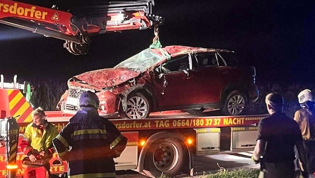 Am Wagen entstand Totalschaden. Er wurde abtransportiert. Lenker und Beifahrer wurden ins Spital ...