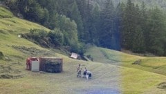 Das Gefährt kippte um und klemmte den Landwirt (55) ein.