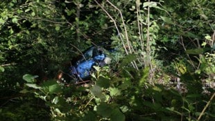 Über die Böschung gestürzt ist dieser Wagen – gelenkt von einem erst 15-Jährigen.