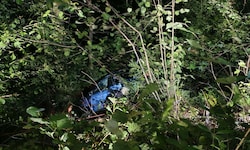 Über die Böschung gestürzt ist dieser Wagen – gelenkt von einem erst 15-Jährigen.
