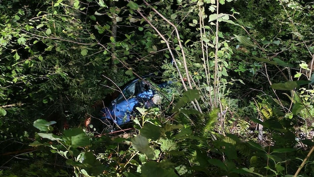 Über die Böschung gestürzt ist dieser Wagen – gelenkt von einem erst 15-Jährigen.