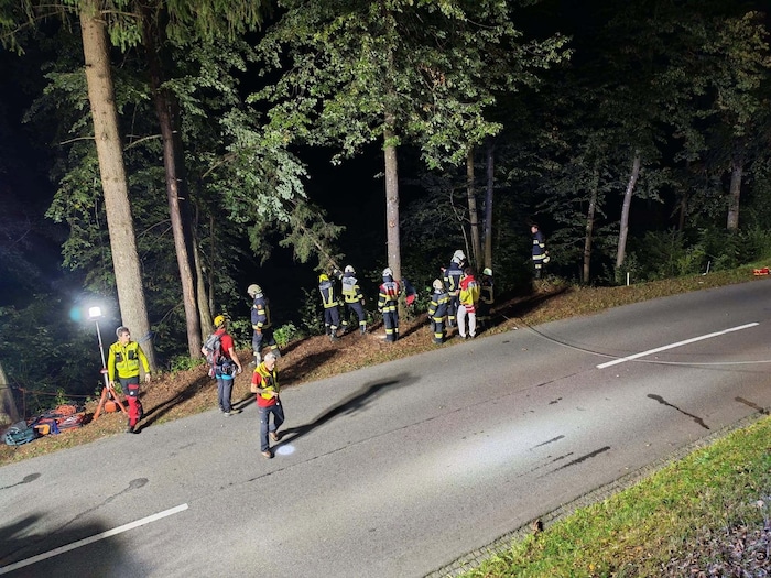 Etwa 30 Meter über die Böschung war das Auto hinabgestürzt.