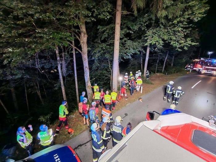 Feuerwehren, Bergretter, Polizei und Rettung standen im nächtlichen Einsatz.