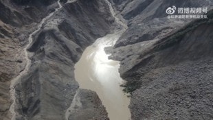 Dieser in einer Flussmündung gestaute See bereitet den Behörden in der Region Kopfzerbrechen. 