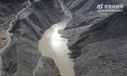 Dieser in einer Flussmündung gestaute See bereitet den Behörden in der Region Kopfzerbrechen. 