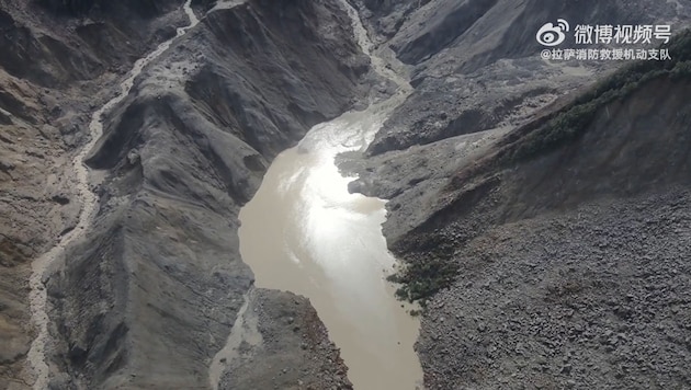 Dieser in einer Flussmündung gestaute See bereitet den Behörden in der Region Kopfzerbrechen.