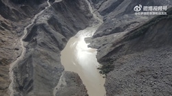 Dieser in einer Flussmündung gestaute See bereitet den Behörden in der Region Kopfzerbrechen. 