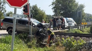Ein schwer beschädigtes Fahrzeug und sein verletzter Lenker sind das Ergebnis eines ...