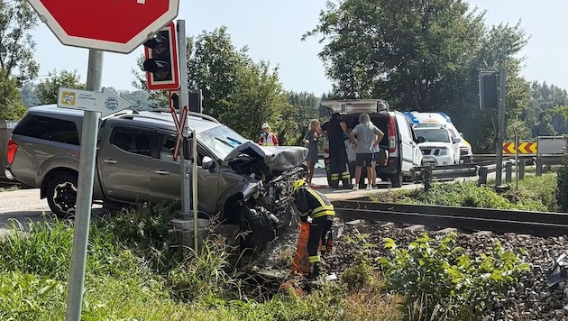 Ein schwer beschädigtes Fahrzeug und sein verletzter Lenker sind das Ergebnis eines ...