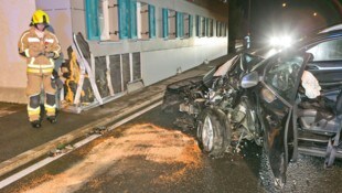 Auch die Fassade des Hauses wurde durch den Unfall beschädigt. 