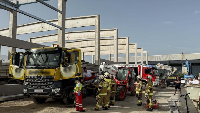 Mit vereinten Kräften gelang es den Fahrer zu befreien.